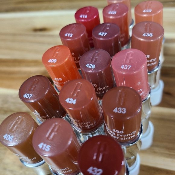 Box of 100 Clinique Unused Lipstick Testers in 16 Different Colours - Picture 10 of 12